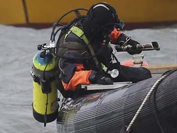 South Korea ferry disaster a grim test for civilian divers