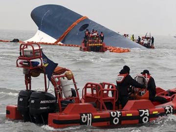 Fears rise for missing in South Korea ferry sinking