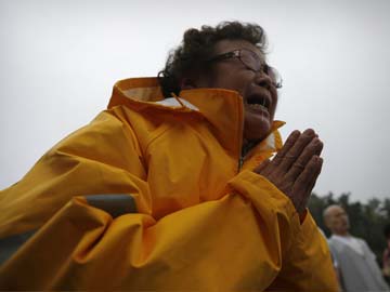 South Korea ferry death toll rises, hopes fade for hundreds missing