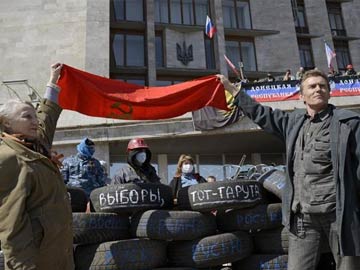 Ukraine ends one pro-Russia occupation but armed protesters hold out