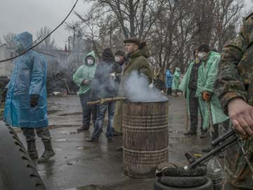 Striking town, Ukraine forces defy warnings