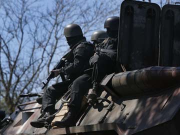 Sanctions loom as observers held in east Ukraine 