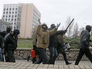 Armed men seize eastern Ukraine police station  