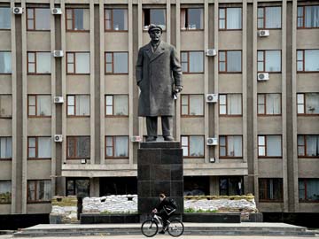 Most in east Ukraine region against joining Russia: poll