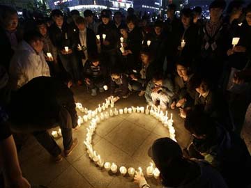 Families of sunken South Korea ferry passengers confront officials 