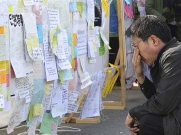 South Korea ferry toll hits 159 as relatives wait