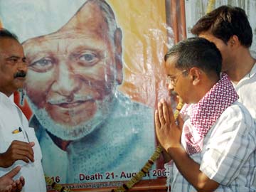Arvind Kejriwal offers prayers at the grave of Bismillah Khan
