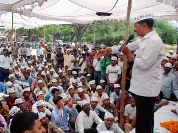 Stones thrown at Arvind Kejriwal in Varanasi