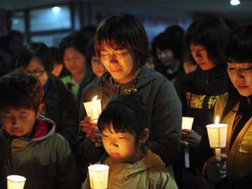 Divers enter South Korean ferry in hunt for survivors