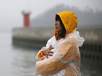 South Korea probes ferry crew, rescue hampered by tides