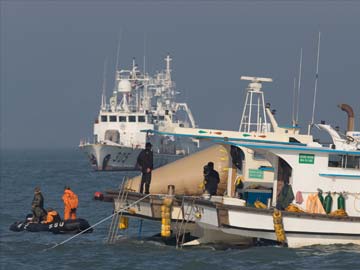 South Korea ferry toll hits 146 as search gets tougher 