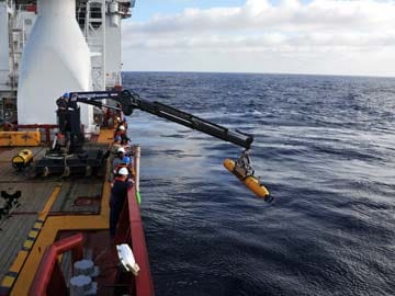 Mini-sub completes first full mission in hunt for missing Malaysian jet