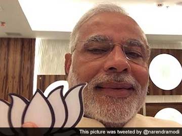 Narendra Modi's Selfie Most Re-tweeted, Digvijaya Singh Trends High