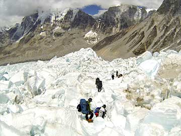Everest on hold as Sherpas call for fairer pay