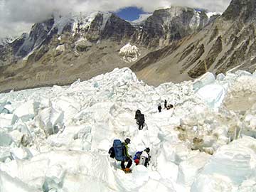 Sherpa carries struggling climber thousands of feet down Mount