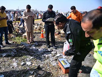 Bomb kills three in Pakistan's Karachi: police