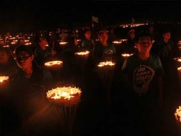 Thousands of candles form Philippine map in 'new record'