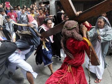 Philippines' Easter crucifixons draw huge crowds