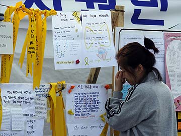 Volunteer army comforts South Korea ferry disaster families