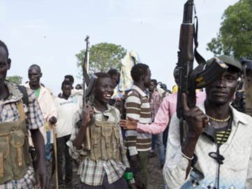 South Sudan army battles rebels in worsening war