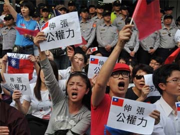 Anti-nuclear protesters stage Taipei blockade