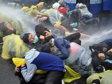 Taiwan uses water cannon to disperse anti-nuclear protesters