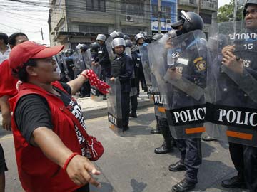 Supporters of Thai PM converge to counter anti-government protests