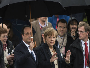 Angela Merkel, Francois Hollande Seek to Warm Up Ties on Baltic Coast