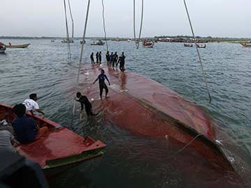 Bangladesh Prepares to Find Scores More Bodies in Capsized Ferry
