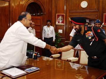 Army Chief Gen Bikram Singh Briefs Narendra Modi on Security Situation