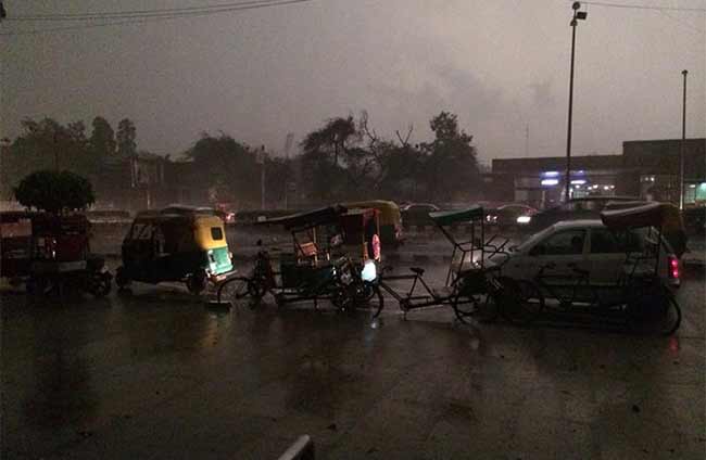 Delhi: Several Areas Without Electricity After Deadly Dust Storm