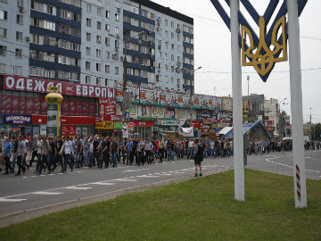 Divided East Ukraine City Calm After Battle, Rebels Seek Russian Help