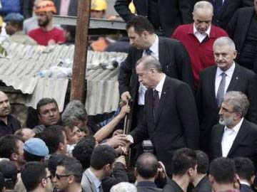 Furious Protesters Heckle Turkish PM After at Least 274 Die in Mine Disaster