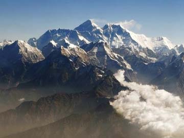 Nepal Probes if Chinese Woman used Helicopter on Everest Climb