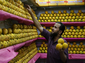 Indians Feast on Top Quality Mangoes After European Union Ban