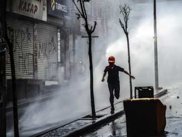 10,000 Mourn as Anti-Government Clashes Grip Istanbul