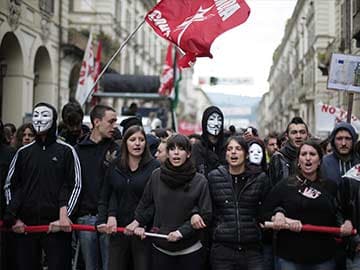 Thousands protest against unemployment in Italy