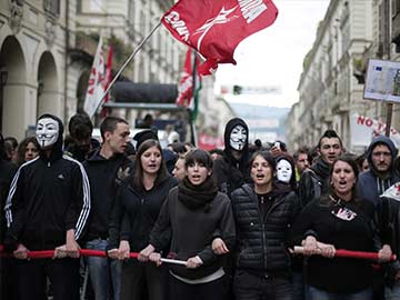 Thousands protest against unemployment in Italy