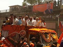 Two Hindu Religious Leaders to Campaign Against Narendra Modi in Varanasi
