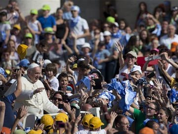 Pope Draws Huge Crowd of School Kids at Vatican City