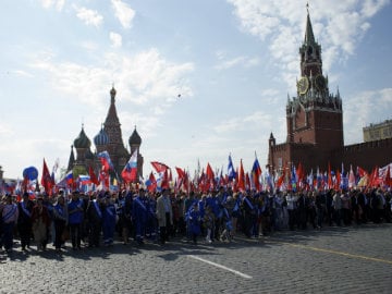 100,000 March as Russia Stages First Red Square May Day Parade Since Soviet Days