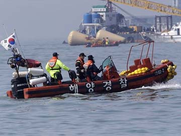 Divers Recover More Bodies in South Korean Ferry 
