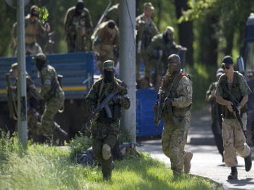 Ukraine Military Battles Rebels for Control of Donetsk Airport