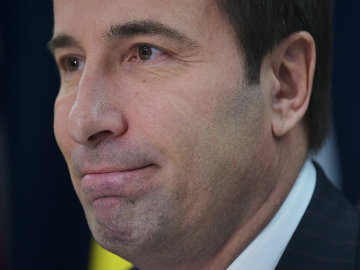 Ukraine Pledges to Fight Corruption With Key Signing