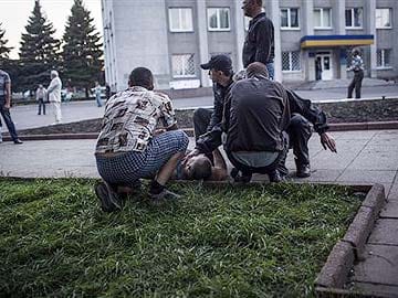 Armed Men in Eastern Ukraine Open Fire on Crowd