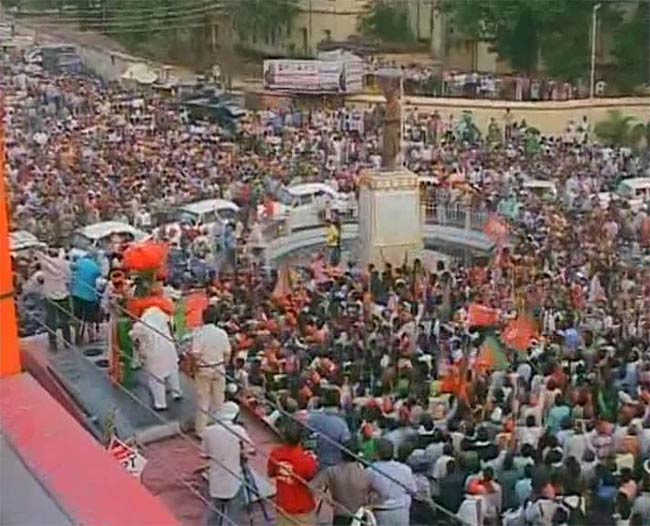 Narendra Modi Roadshow in Varanasi Draws Huge Crowds