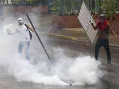 Clashes Flare After Venezuela Student Camps Raided, One Dead