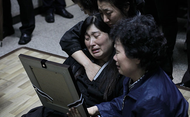 A Korean City in Shock, Grieving Over Hundreds of Young Lives