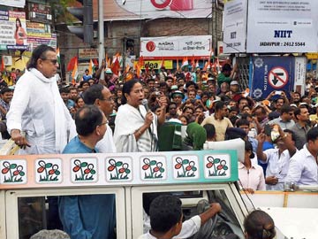 Mamata Banerjee Holds Roadshow as Campaign Ends in West Bengal