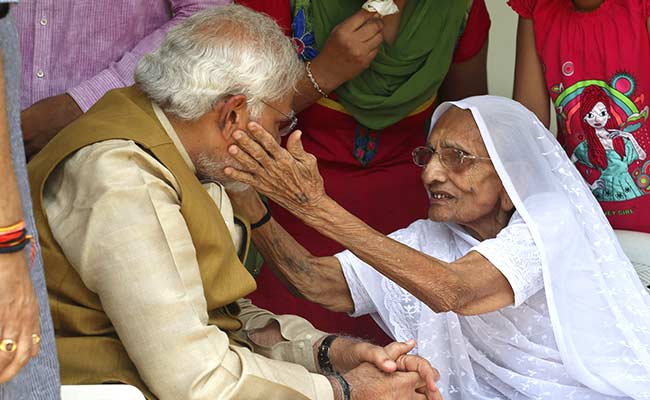 Election Results 2014: Armed with Massive Victory, Narendra Modi Meets His Mother